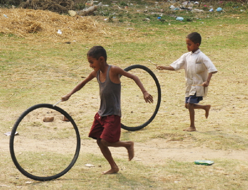 폐자전거 타이어 하나로도 아이들은 신난다. 공터가 놀이터고, 넓은 하늘을 운동장 삼아 노는 아이들. 