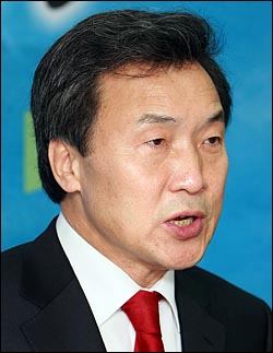 손학규 통합민주당 대표가 12일 당산동 통합민주당 당사에서 기자회견을 열고 4·9 총선에서 서울 종로 출마 선언을 하고 있다.