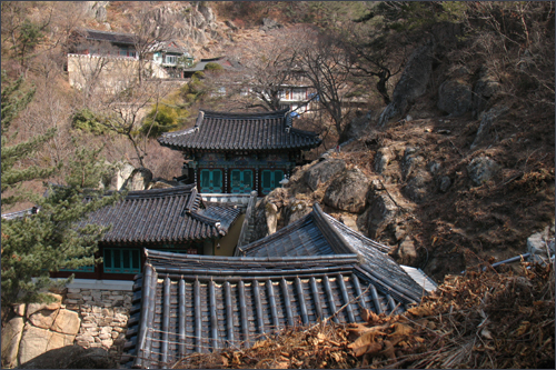  암자 위에서 내려다 본 희랑대. 지족암이 건너다 보인다. 