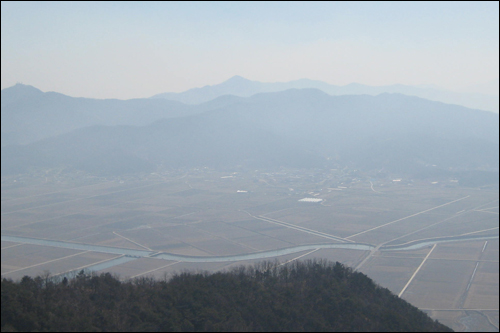  별립산에서 바라본 드넓은 들판과 첩첩이 펼쳐진 강화의 산