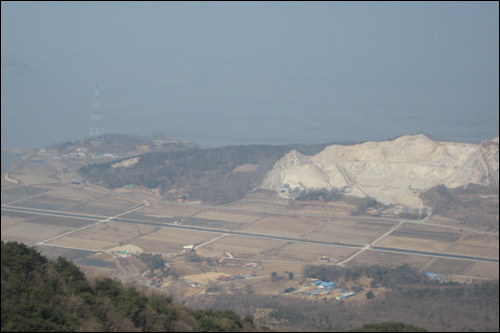  48번국도 끝인 인화리에 있는 산이 채석으로 산 허리가 잘린 모습이었다. 마음이 아팠다.