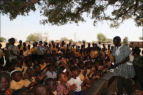 야외 수업을 받고있는 초등학교 학생들(교실부족으로 인해 야외 수업은 건기 내내 이루어진다.)