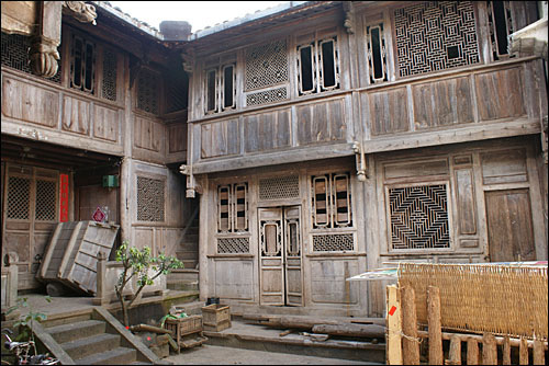 버마에서 활약한 '비취대왕' 춘준푸의 허순 고향집 내부. 지금도 춘의 먼 친척이 살고 있다.