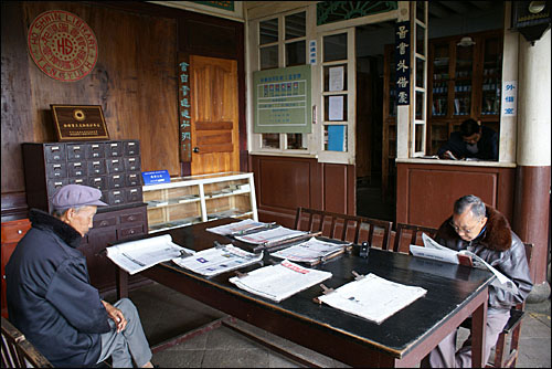 허순도서관에서 잡지와 신문을 읽고 있는 노인들. 허순도서관은 중국 최대 향촌도서관으로 유명하다.