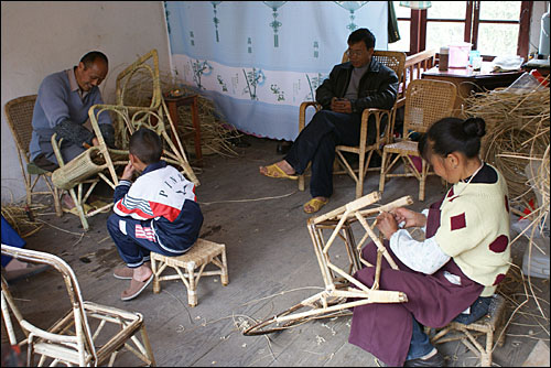 볏짚과 대나무를 이용해 의자를 만드는 한 일가족. 적지 않은 허순 주민은 옛 생활양식 그대로 살아가고 있다.