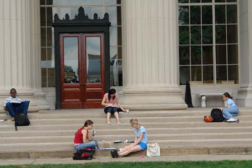 MIT 학생들이 쉬는 시간에 교정에서 책을 보고 있다. 언제 어디에서든지 틈만 나면 공부하는 모습이 인상적이었다.