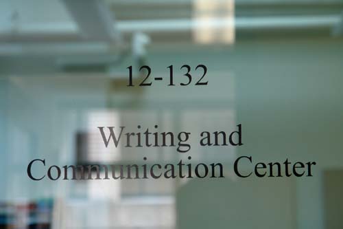 MIT '글쓰기와 의사소통센터' 입구의 유리문에 표기한 'Writing and Communication Centert'. MIT 학생들은 어떤 종류의 글이라도 '글쓰기와 의사소통센터'에서 1대1로 첨삭지도를 받을 수 있다.