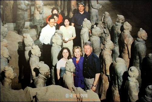 씨안 병마용박물관에 있는 전시실에 클린턴과 힐러리가 1호갱 안에 들어가 찍은 사진이 전시돼 있다