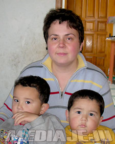 카자흐스탄 출신의 나탈리아 보르니나씨와 아들 지윤(왼쪽), 성우.
