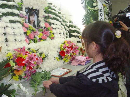  혜진이 영정앞에 헌화를 하는 학교 친구