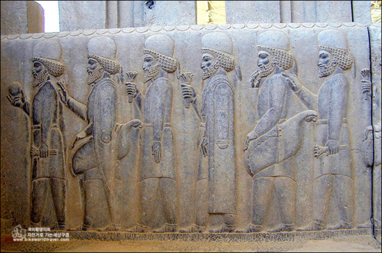 페르세폴리스 안에 있는 계단과 석조 부조에는 제국의 다양한 민족들이 페르시아에 와서 제국의 왕에게 선물과 공물을 바치는 장면이 묘사되어 있다.  
