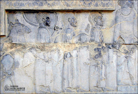 이 페르세폴리스 안에 있는 계단과 석조 부조에는 제국의 다양한 민족들이 페르시아에 와서 제국의 왕에게 선물과 공물을 바치는 장면이 묘사되어 있다.  

