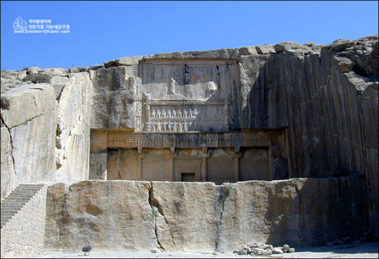 2500년 전 제국 통치자의 무덤이 있는 언덕 터
