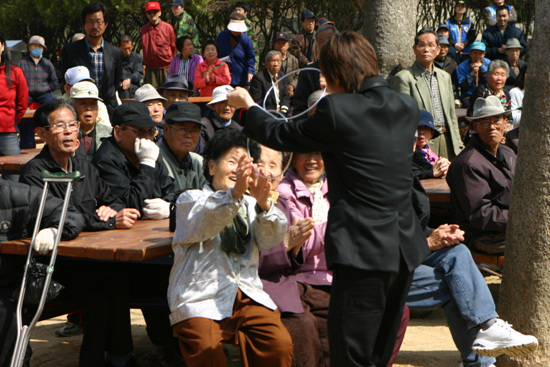 어르신들과 동시에 즐긴 매직라이브(대표 김민석)의 마술쇼 장면