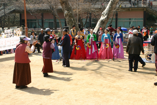 박진희 국악원의 민요와 더불어 어른신들의 신나는 춤 사위