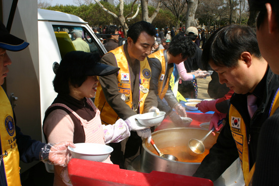 대경라이온스 회장(안재열)과 회원들이 정성껏 준비한 식사를 배식하고 있다.