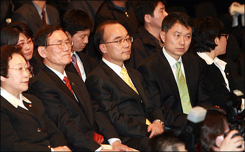 16일 오후 동대문 서울패션아트홀에서 열린 진보신당 창당대회에 박재완 청와대 정무수석(왼쪽에서 두번째)이 축하하기 위해 참석했다.