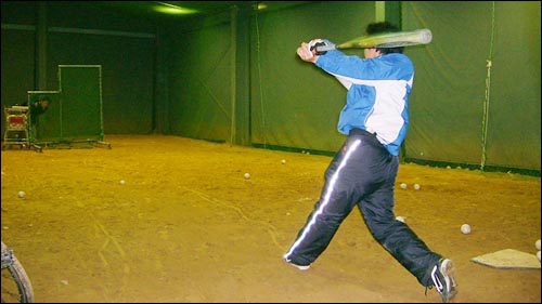 흔히 라이브배팅, 프리배팅이라고 하는 '배팅프랙티스' 짧은 거리에서 강한 타구가 나오기 때문에 투수는 공을 던지면서 망 뒤로 몸을 숨겨야 한다.