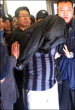 경기도 안양 초등학생 이혜진, 우예슬 양 유괴·살인사건의 유력한 용의자인 정아무개(39·대리운전기사)씨가 사건 발생 82일만인 16일 밤 충남 보령에서 검거된 뒤 안양경찰서에 압송되고 있다.