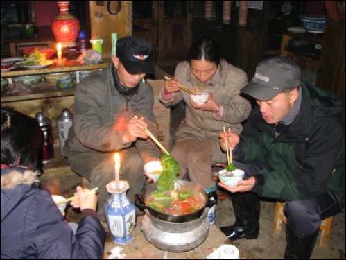 마황의 저녁 초대 전기가 나간 밤, 촛불을 밝히고 훠궈를 먹는다. 삥중뤄의 만찬.