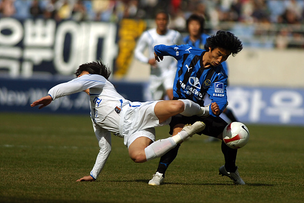  16일 인천월드컵경기장에서 열린 ‘삼성 하우젠 K-리그 2008’ 인천과 전남의 경기에서 인천 이장관이 수비를 하고 있다.