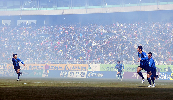  16일 인천월드컵경기장에서 열린 ‘삼성 하우젠 K-리그 2008’ 인천과 전남의 경기에서 라돈치치가 골을 성공 시킨 후 달려가고 있다.