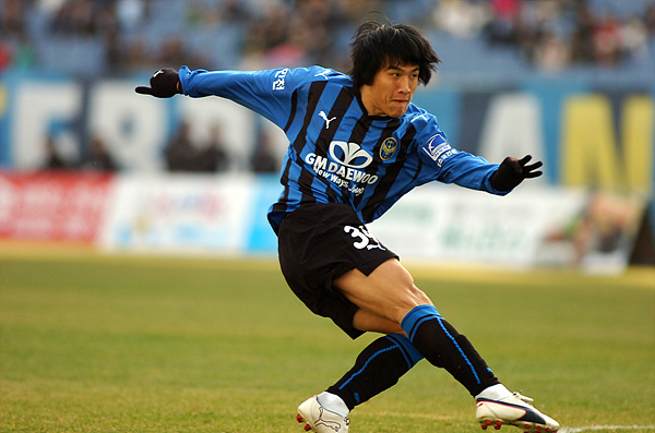 16일 인천월드컵경기장에서 열린 ‘삼성 하우젠 K-리그 2008’ 인천과 전남의 경기에서 이준영이 슛을 하고 있다.