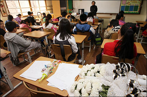 17일 오전 안양 명학초등학교 이혜진양의 자리에 선생님과 친구들이 이양의 넋을 기리기 위해 가져다 놓은 흰 국화와 편지가 쓸쓸히 놓여있다. 