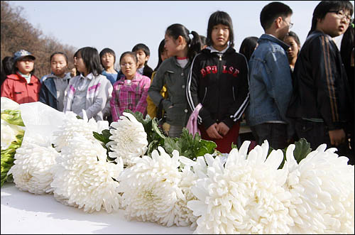 실종된지 두 달여만에 숨진 채 발견된 이혜진양의 친구들이 17일 오전 안양 명학초등학교에서 열린 영결식에서 헌화하고 있다.