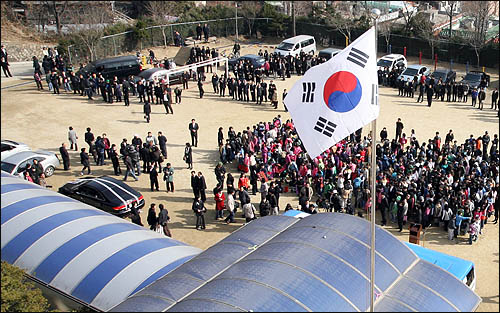 실종된지 두 달여만에 숨진 채 발견된 이혜진양의 영정이 17일 오전 안양 명학초등학교에서 열린 영결식에서 친구들의 배웅을 받고 있다.