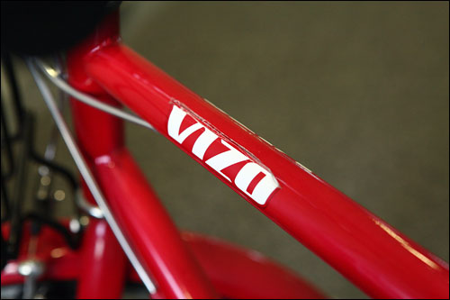 자전거의 이름인 'VIZO' 로고가 데칼(물에 불리거나 열을 가해 붙이는 방식. 깔끔하고 고급스런 느낌이 난다)이 아닌 스티커로 처리돼 있는 점은 아쉬운 부분이다. 사진에서도 보이듯이 바깥쪽 비닐 부분이 벌써 일어나고 있다. 출고 모델은 '비노'다.