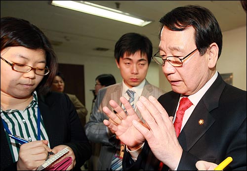 한나라당 공천에서 탈락한 박근혜 전 대표측 이규택 의원이 지난 17일 오후 여의도 대하빌딩에서 친박계 의원들과 회동을 갖고 4.9총선에서 미래한국당에 입당하여 '친박 정당'으로 출마한다는 입장을 밝혔다.