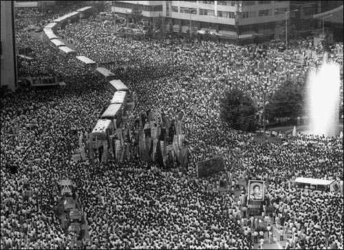 6월항쟁 당시 고 이한열 추모식 때 서울시청 앞 광장에 모인 군중들.