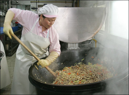 왕성하게 활동하는 고등학생에게 고기가 아닌 나물을 먹이는 건 쉽지 않은 일이었다. 절반에 가까운 학생들이 급식 대신 밖에서 외식하는 걸 택한 적도 있었다. 