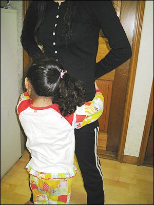용산 어린이집 '알몸 체벌' 피해 어린이와 엄마.
