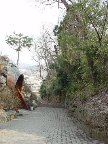  성당으로 오르는 길의 푸른 대나무