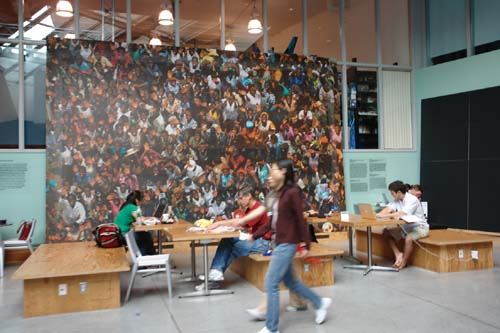 MIT대 학생들이 강의동 로비에서 공부하고 있는 장면.
