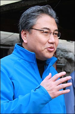 박진 한나라당 의원이 19일 오전 서울 종로구 청운 약수터를 찾아 지역 주민들에게 자신에 대한 지지를 호소하고 있다.