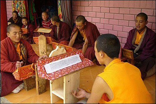캄파의 한 사가파 불교학교에서 경전 공부를 하는 라마 수련승들. 이번 티베트 각지에서 일어난 시위는 젊은 라마승과 10, 20대 청년들이 주축을 이뤘다.