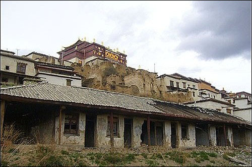 문화대혁명 시기 홍위병에 의해 파괴된 윈난성 샹글리라의 간덴 쑴첼링사(松贊林寺). 파괴된 현장 위에 현재의 본당과 사찰을 중건한 것이다. 