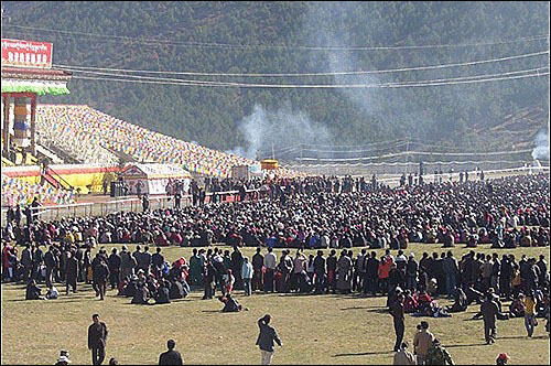 중국정부가 내세운 판첸 라마 11세 기알첸 노르부가 참석한 윈난성의 한 라마불교 법회. 치에키 니마를 대신한 그는 중국의 꼭두각시 노릇을 충실히 하고 있다.
