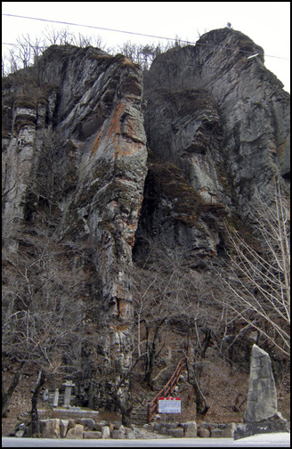 운계리에 있는 '일붕사' 절 둘레에는 이렇게 크고 높은 바위가 매우 많아요. 그 모양이 퍽 남달라서 한참 동안 서서 구경을 했답니다. 또 '일붕사'는 세계에서 가장 큰 동굴법당으로 기네스북에도 올라 있답니다.