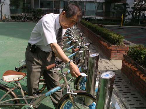 카드를 이용한 무인 자전거 대여 시스템 이용 시범을 보이고 있다.