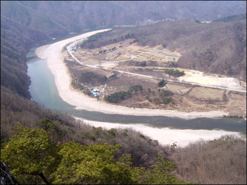 팔봉산에서 내려다본 홍천강