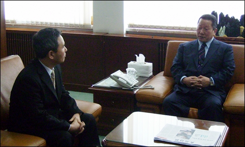 지난 7일 강신욱 체육시민연대 공동대표(왼쪽)가 김정행 용인대 총장과 대화를 나누고 있다.