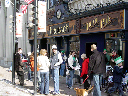 시가지 행진을 구경하고 난 사람들이 아일랜드식 술집에 모여 맥주를 마시고 있다. 성 패트릭의 날은 미국인들이 낮부터 술을 마시는 것을 지켜볼 수 있는 드문 날 가운데 하나다.