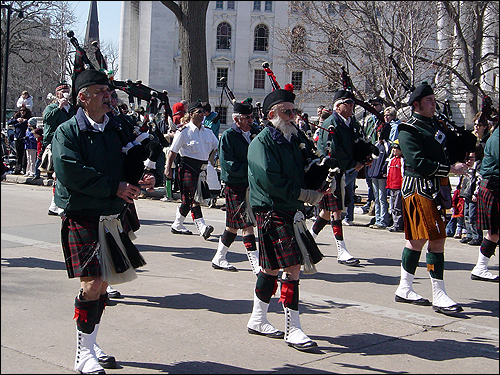매디슨 주청사 앞을 행진하는 백파이프 악단. 성 패트릭의 날 시가지 행진은 미국에서 처음 시작되었다. 퍼레이드에는 백파이프 음악이 빠지지 않는다.
