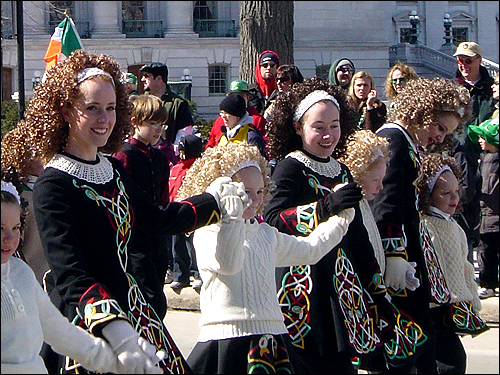 아일랜드 전통 무용을 공연하는 소녀들의 모습. 과거 미국에서는 아일랜드의 전통과 풍습이 '열등'과 차별의 상징이었으나, 이제는 널리 존경받으며 대물림되면서 미국의 문화를 풍요롭게 하고 있다.