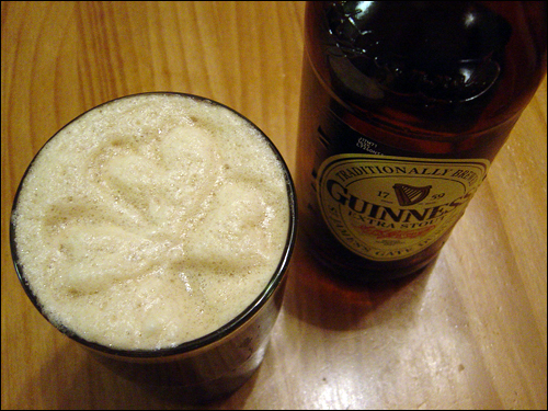 아일랜드의 맥주 기네스(Guinness). 아일랜드의 '펍'에 가면 기네스 맥주 거품 위에 '샴록'을 그려주기도 한다. 이 회사는 세계 최고의 기록을 모아놓은 '기네스 북'을 발간하기도 했다.