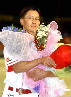 은퇴식 지난 2003년 9월 20일, 대전 기아전에서 은퇴식을 한 강석천 선수.